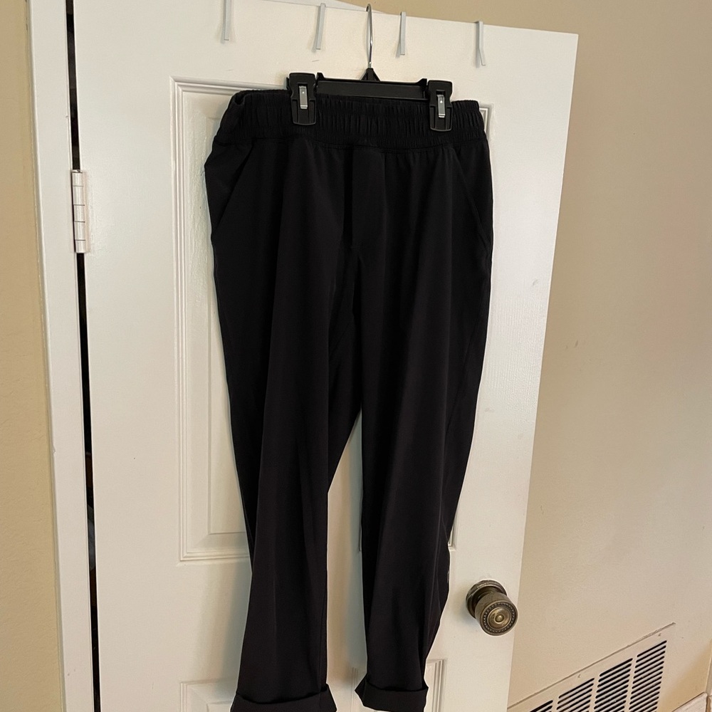 Girls Black Ivivva athletic jogger pant with cuffs
